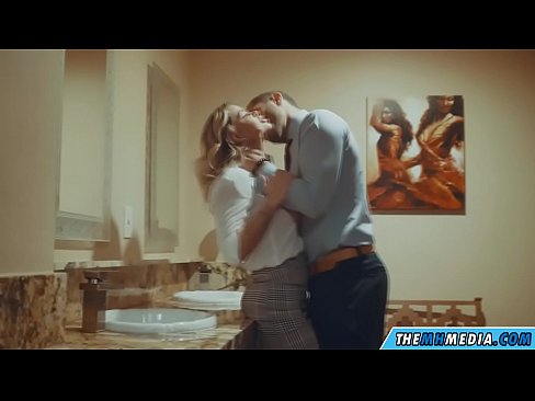 ❤️ Вақте ки як малламуй busty шумо дар як ҳоҷатхона ҷамъиятӣ seduces ️❌ Порнои мақъад дар порно tg.sexeey.ru ❌❤